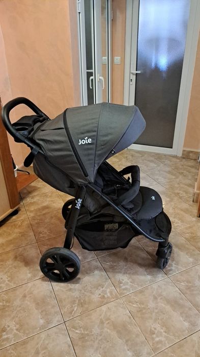 Vând cărucior preț 600 negociabil