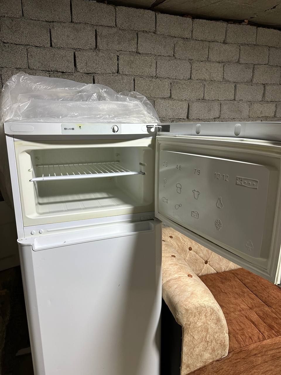 Холодильник : INDESIT,  продаю холодильник в идеальном состояние