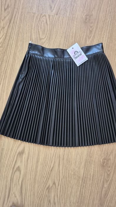 НОВА къса черна кожена пола, М размер