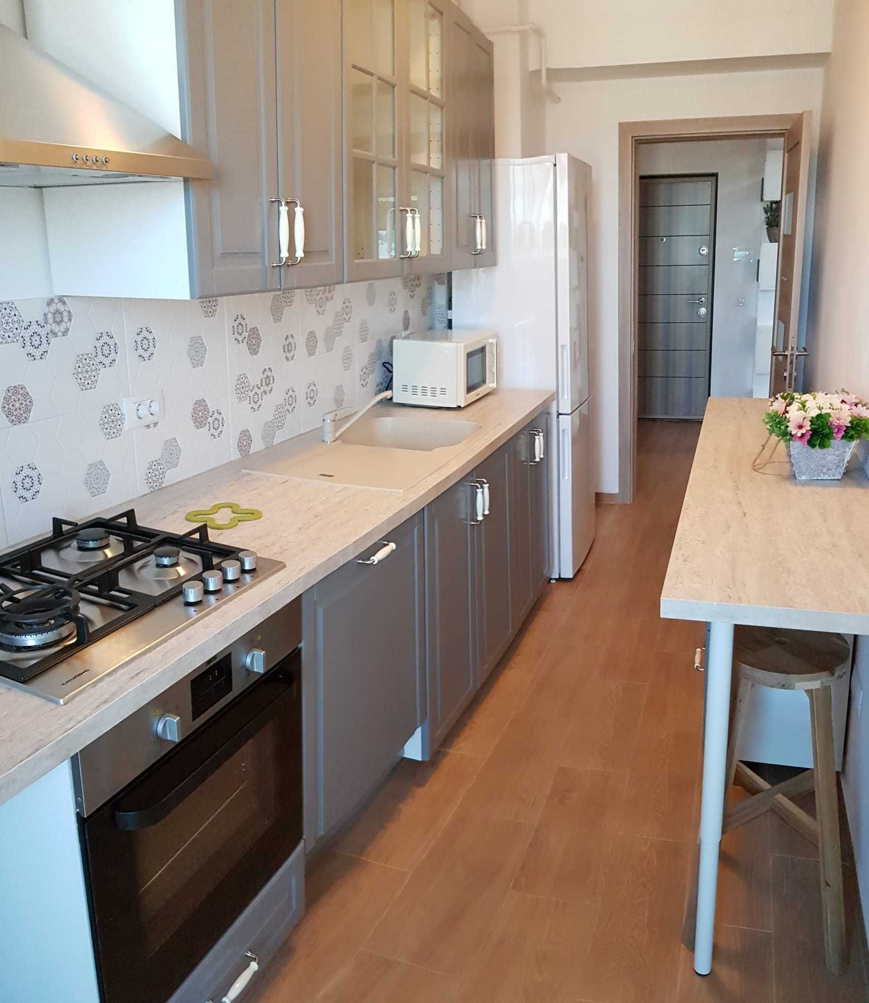 Electroputere Mall, 3 camere, semidecomandat, bloc nou, mobilat utilat