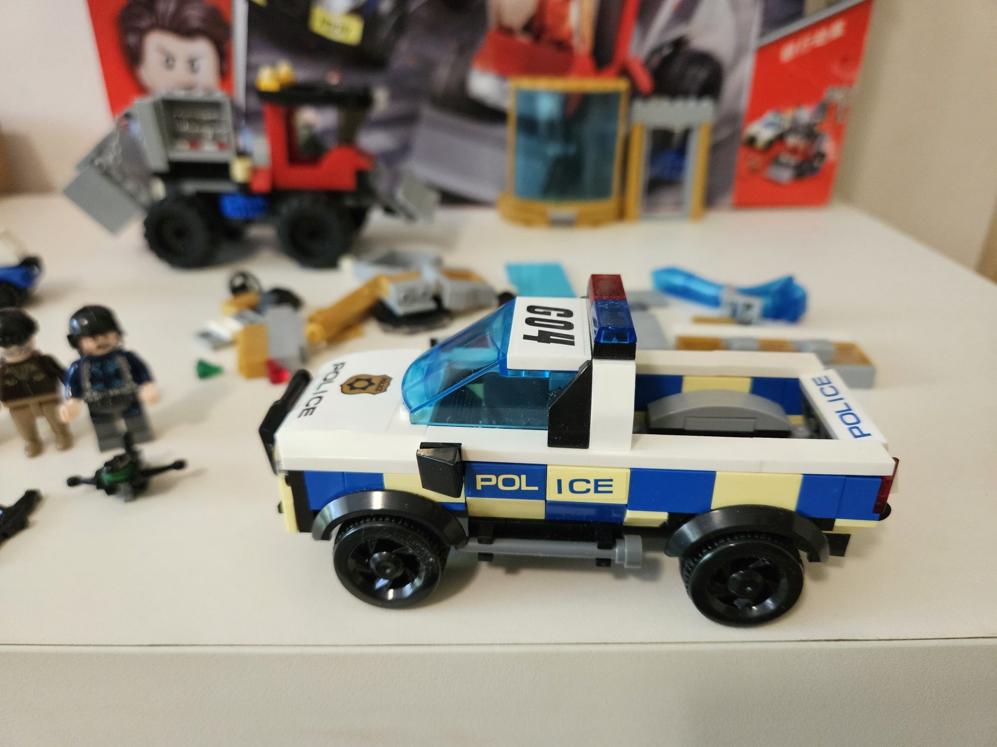 Lego полиция и крадци, 437 части, плюс допълнителна кола