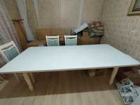 Огромный белый стол