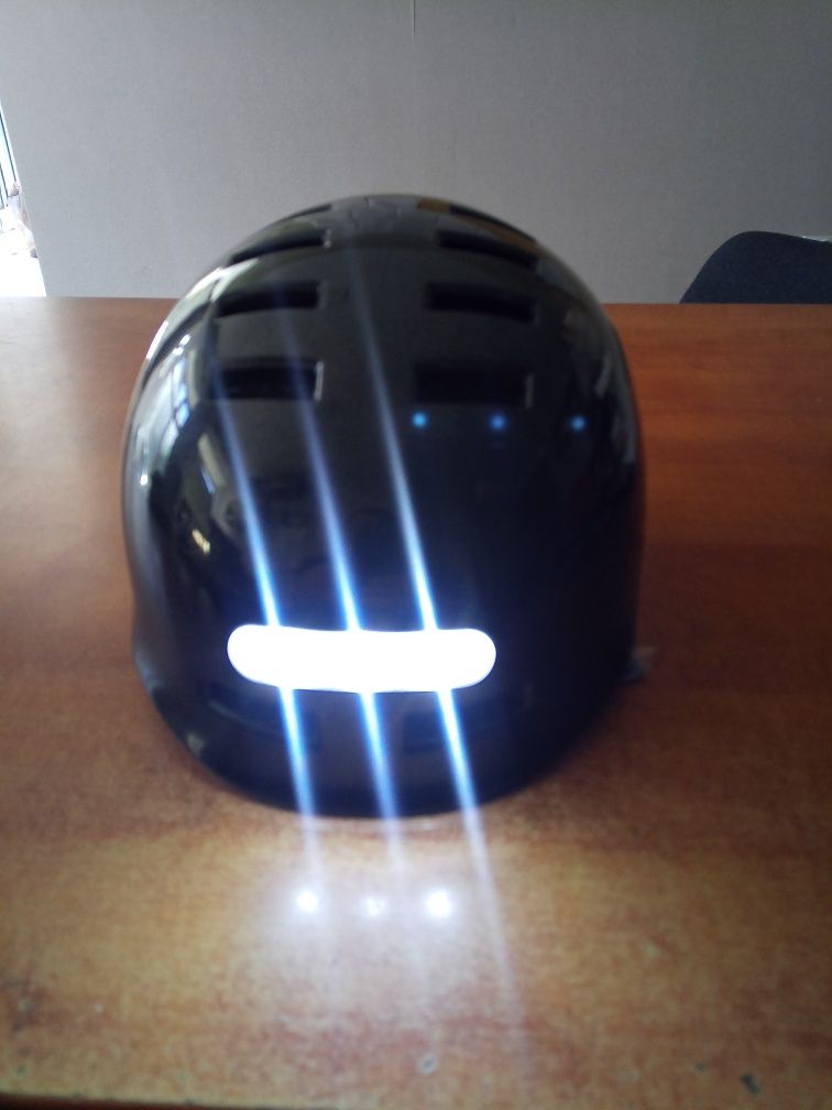 Велосипедна каска с LED осветление ЧИСТО НОВА