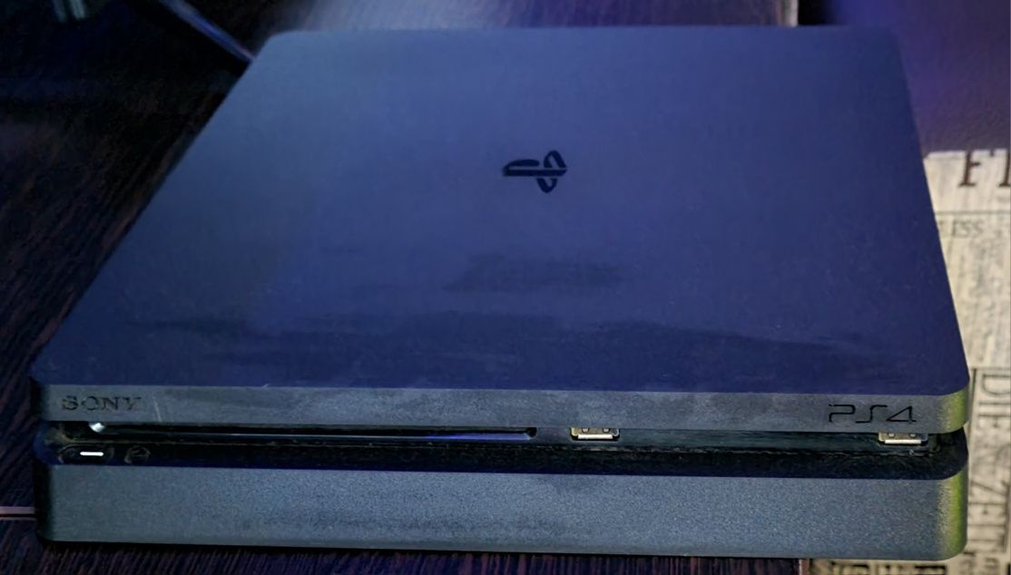 Продам PS4 на  1 Тб