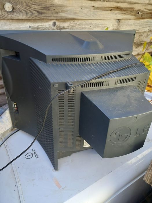Телевизор LG 2 продам
