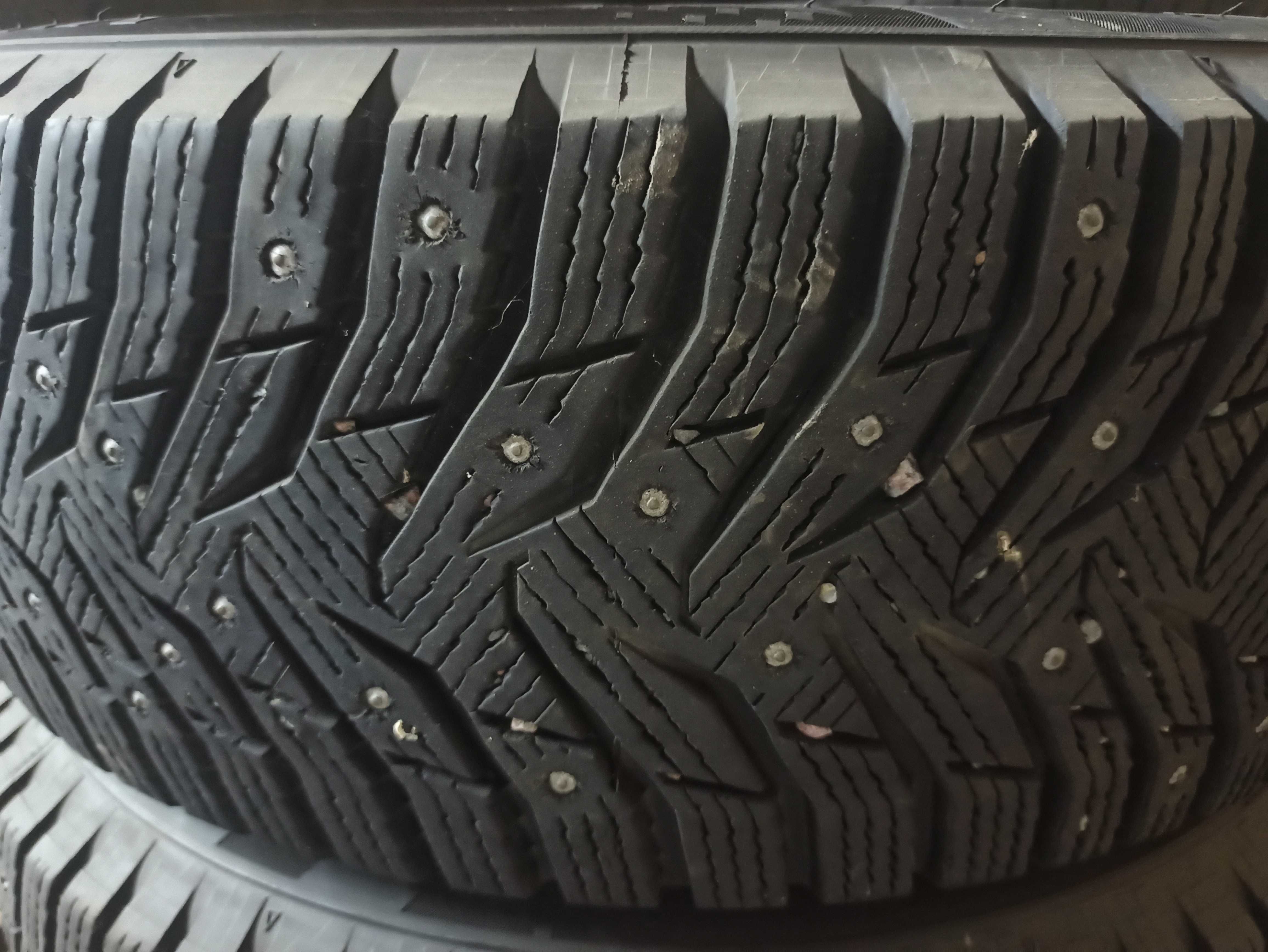 Зимни гуми KUMHO 215 /60/16  с шипове четири броя