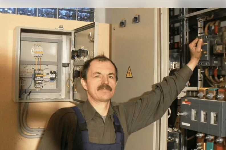 Электрик: замена проводки, подключение плиты и установка люстры!