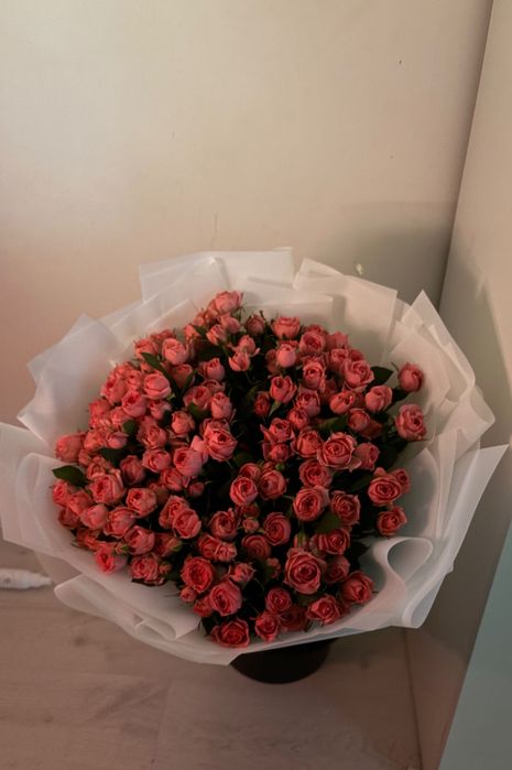 Свежий букет из кустовых роз