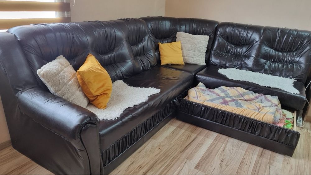 Черен кожен диван