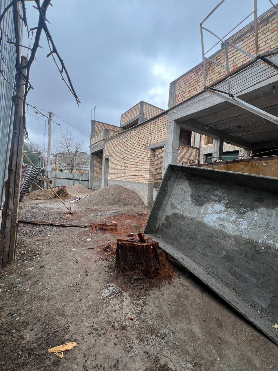 Продам дом коробку на Новомосковской 2 сотки