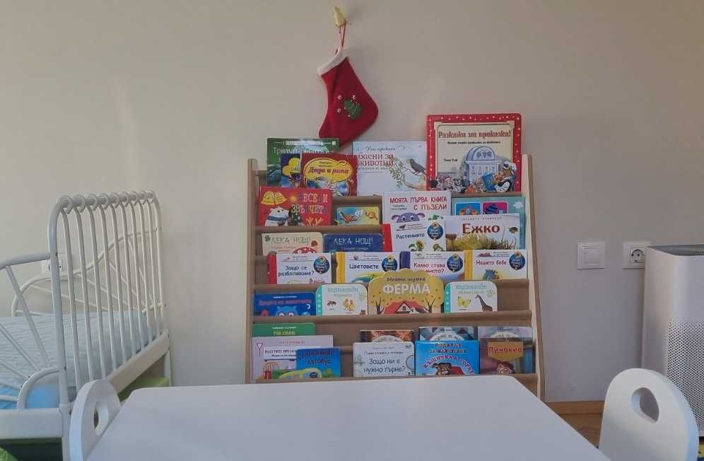 Детска Монтесори библиотека от дърво и плат