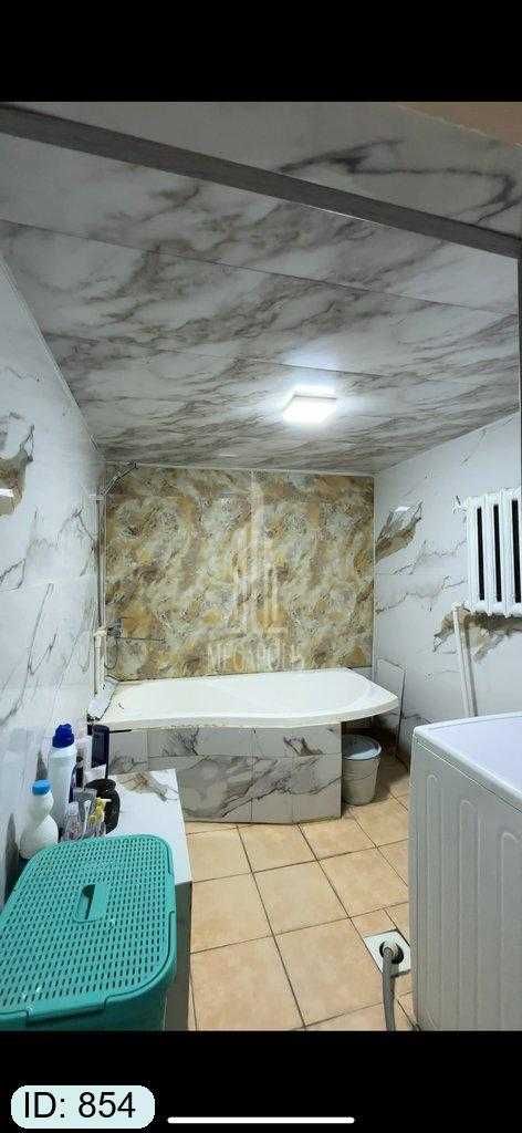 Uchastka sotiladi 22 maktab oldida 6 xonali №854