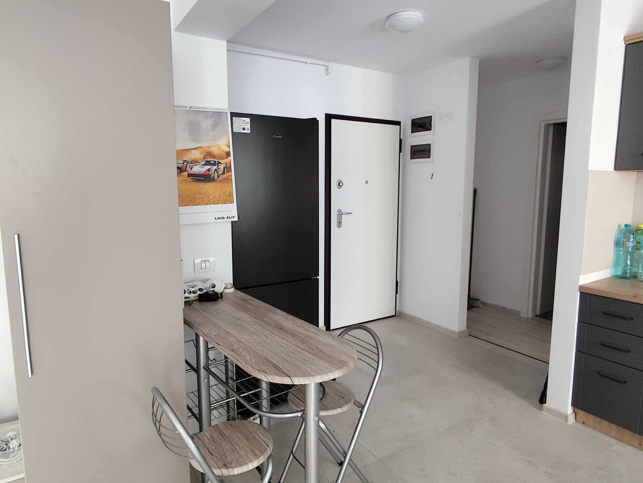 Inchiriez apartament zona Coresi