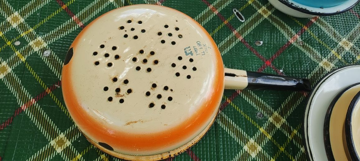 Скалка силикон. Щипцы. Дуршлаг и посуда эмалированная б/у.