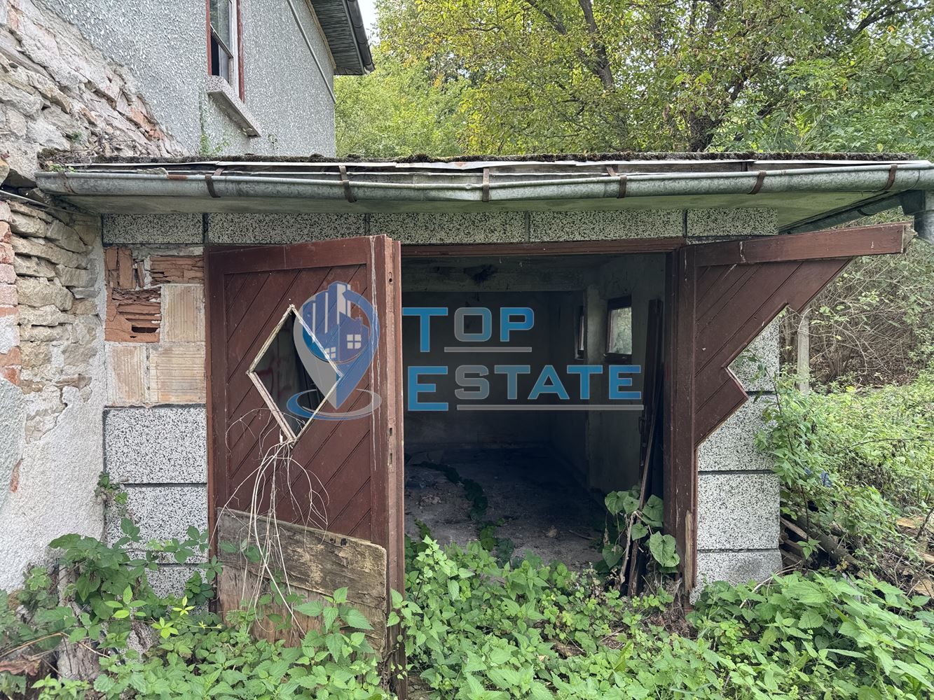 Двуетажна тухлена къща в с. Шарани, област Габрово.