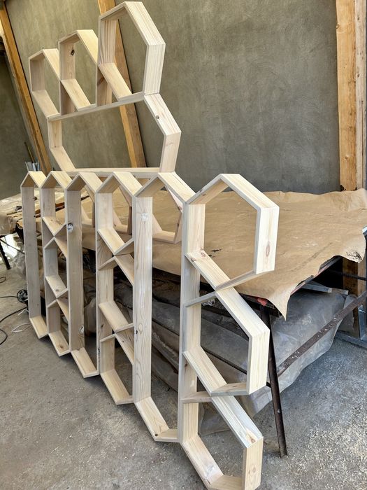 Raft hexagon din lemn masiv, tratat sau vopsit