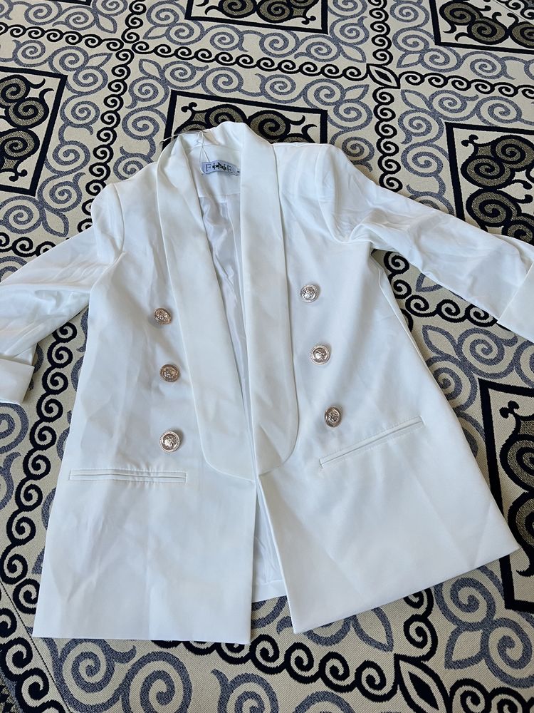 белый пиджак