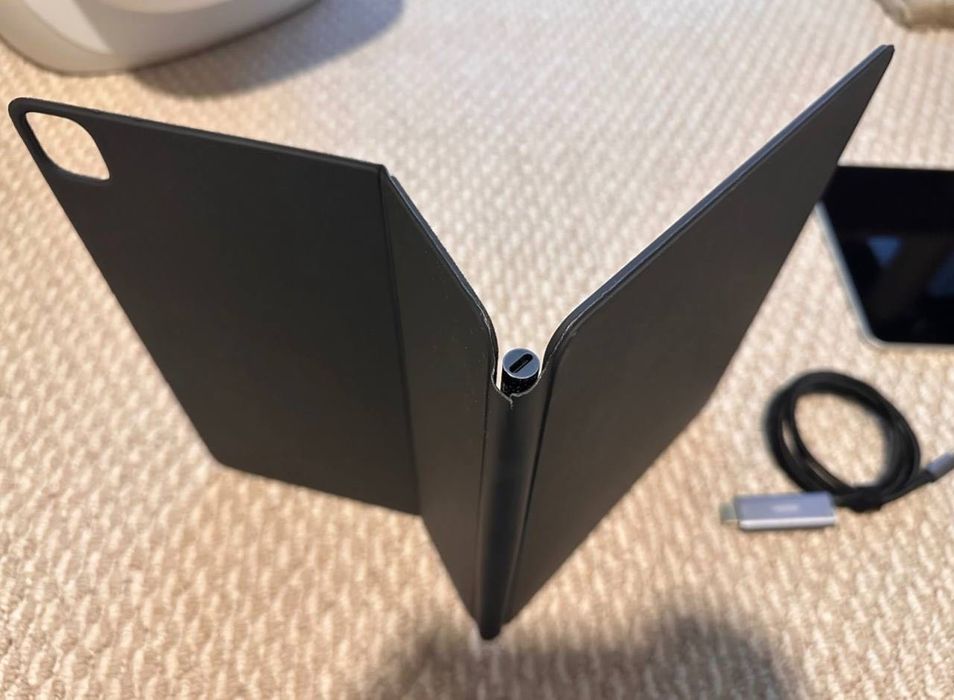 Apple iPad Pro M1 1TB Sim Card  + Magic Keyboard.