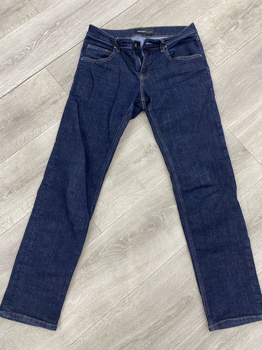 Продаю синие мужские джинсы.