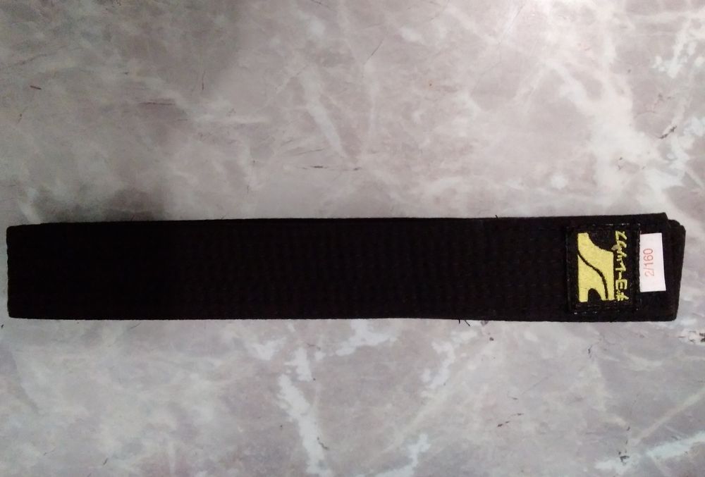 Чёрный пояс для единоборств.