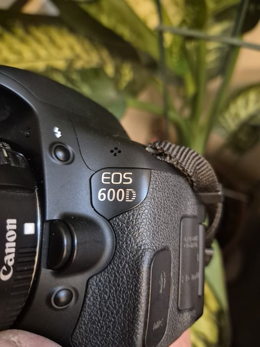 DSLR Canon Eos 600d cu obiectiv