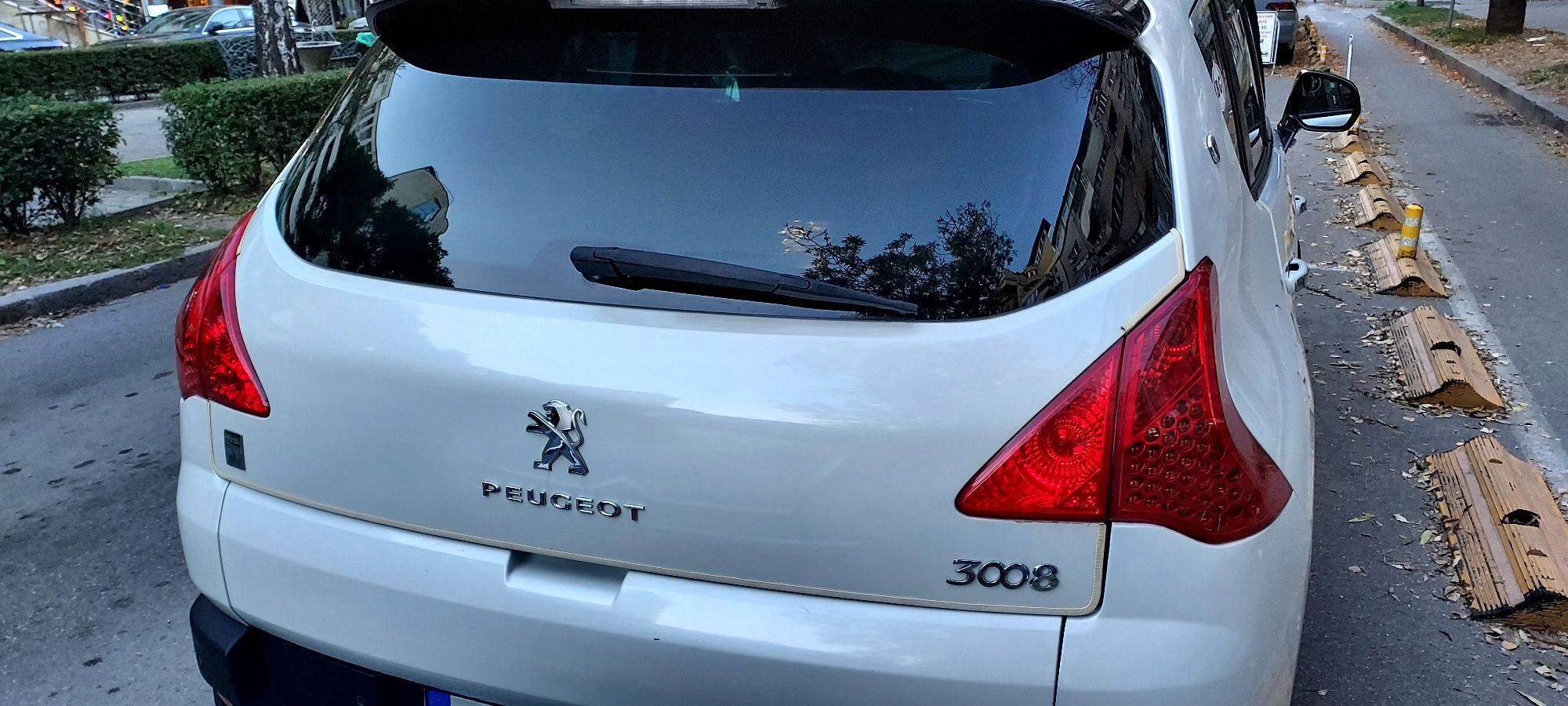 Хубав Автомобил Peugeot 3008 Hybrid Много запазен