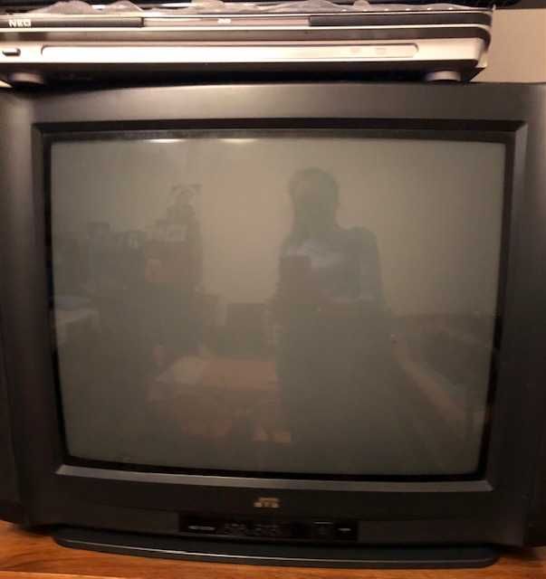 Телевизор JVC в отлично състояние + подарък DVD