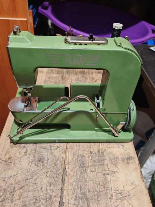 Vând mașină de cusut Elna