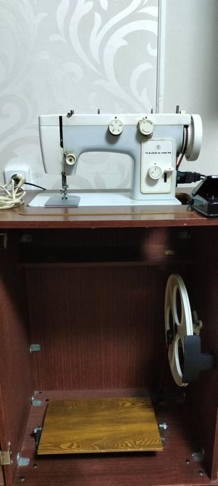 Швейная машинка "Чайка-142"