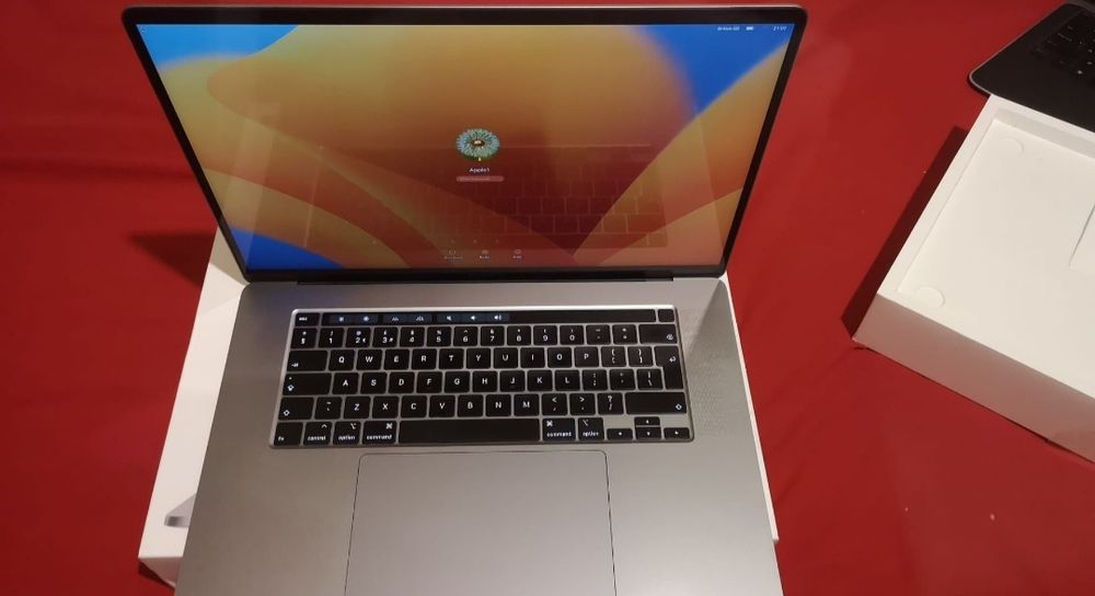 Apple MacBook  Pro 2019, 16 инча, 1TB