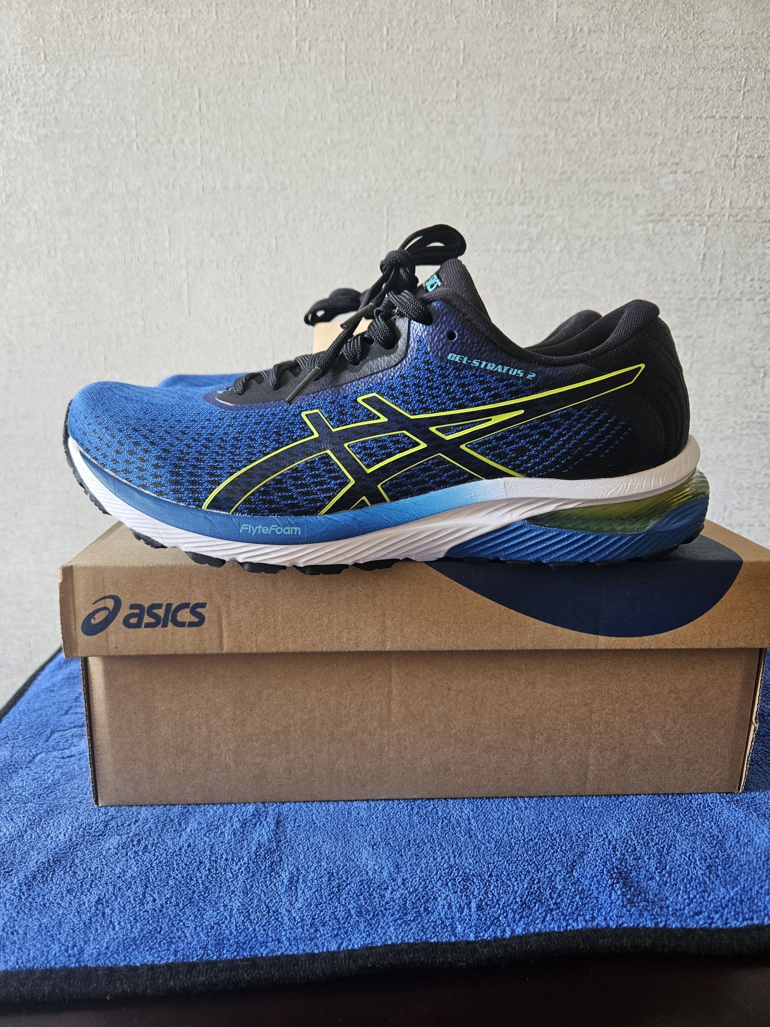 Продаются мужские оригинальные кроссовки фирмы Asics