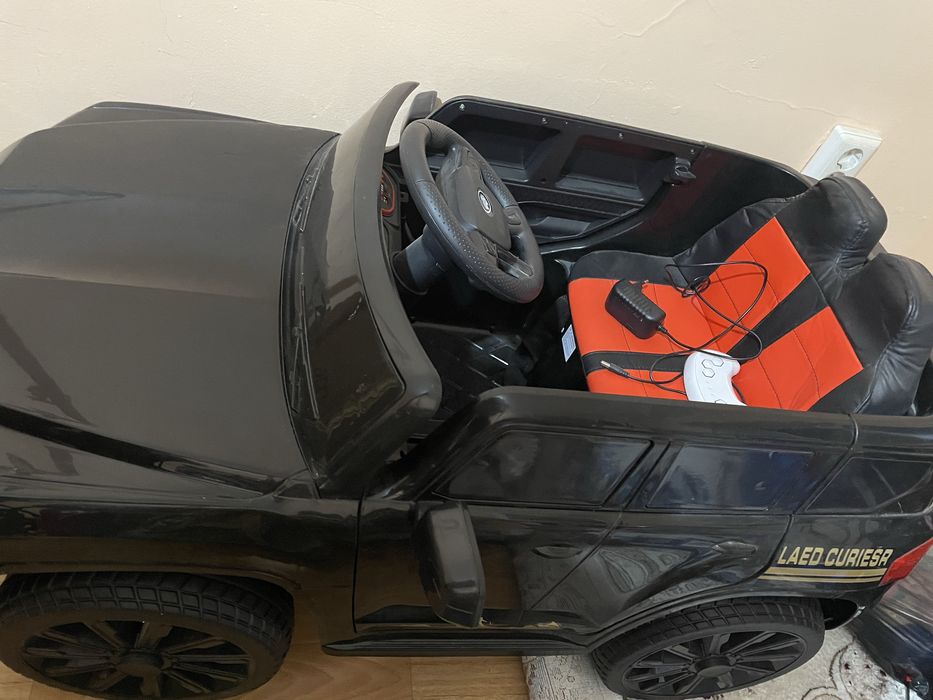 Продам машину на пульте и с педалью! Новый!