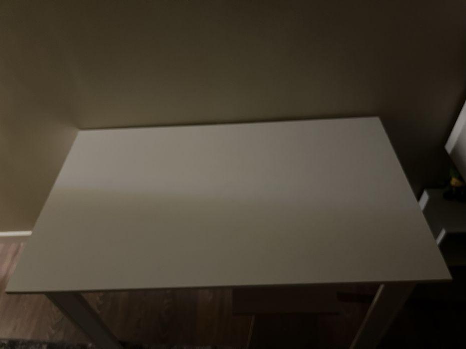 Продам стол — белый, в хорошем состоянии