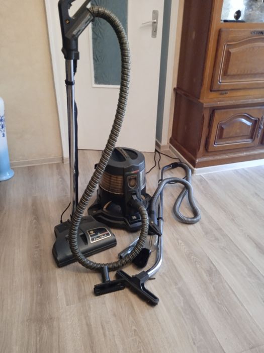 Vând Aspirator RAINBOW cku toate utilitățile necesare.Stare foarte bun