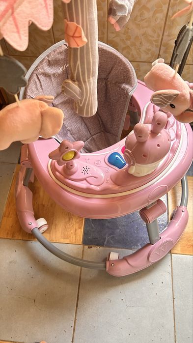 Premergator reglabil pentru bebelusi cu 3 jucarii.