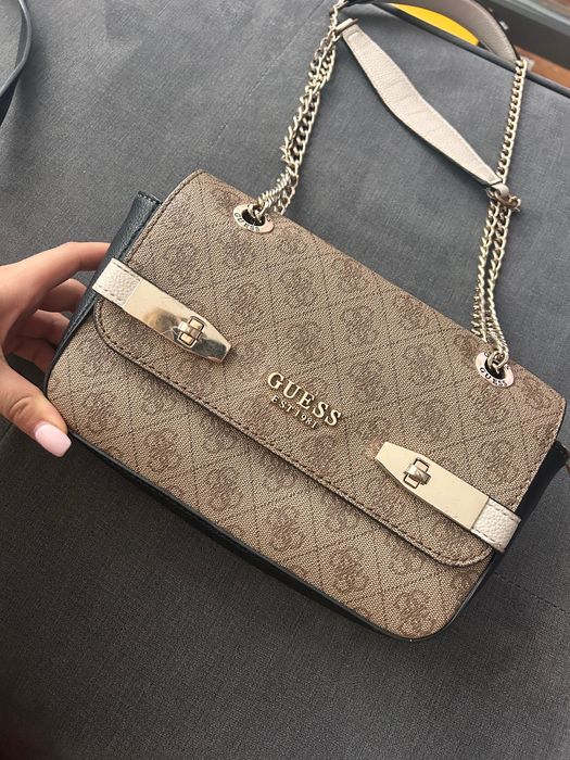 Чанта guess в кафяво