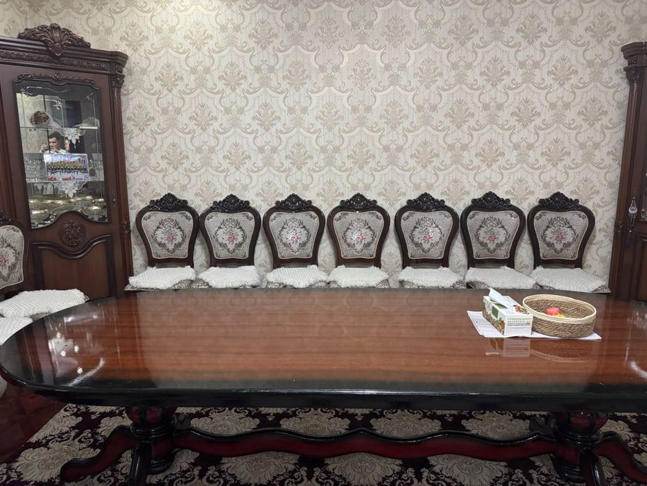 Стол и стулья для гостинной