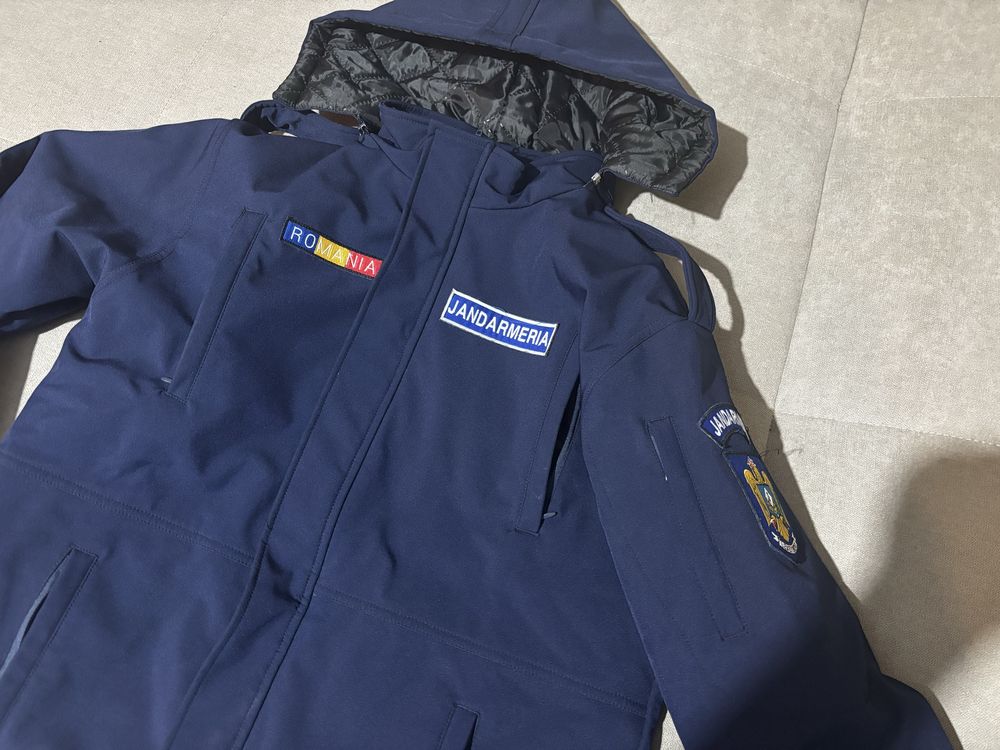 Geaca Softshell cu mesadă si glugă JANDARMERIA