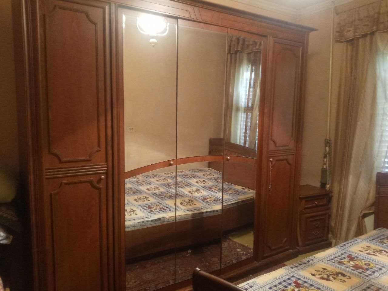 Продается кровать, шкаф и две тумбы