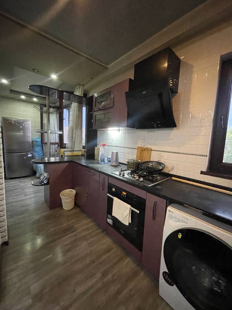 Oybek 4 xonalik kvartira 4/7/9. Evro remont 100m2 balkon 2/6