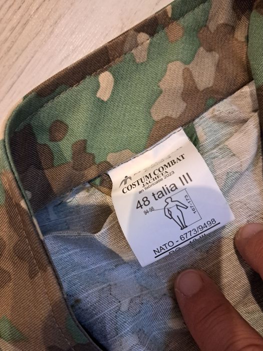 Costum combat camuflaj