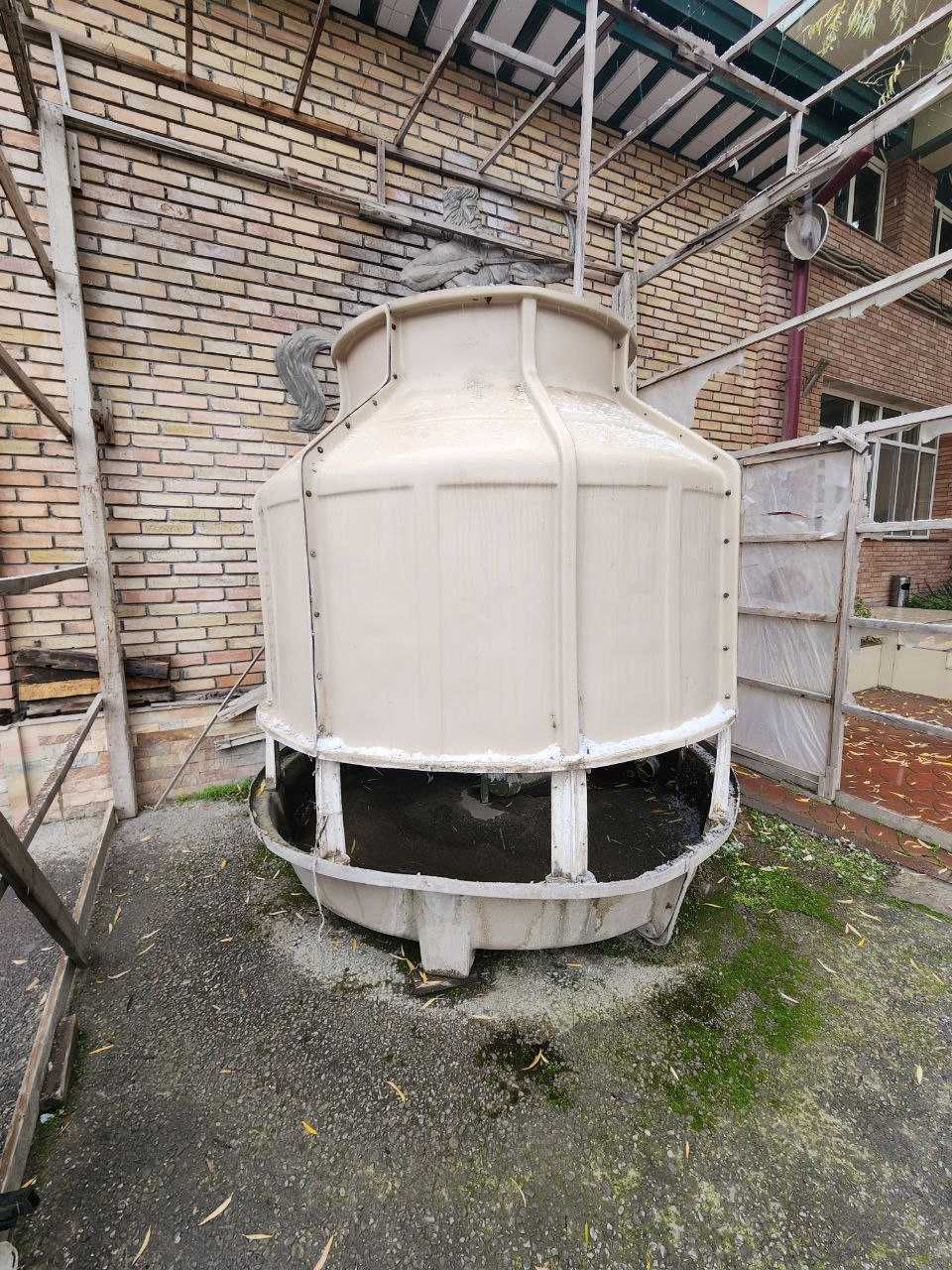 Продается градирня, 60 тон, в рабочем состоянии, с насосом и трубами.