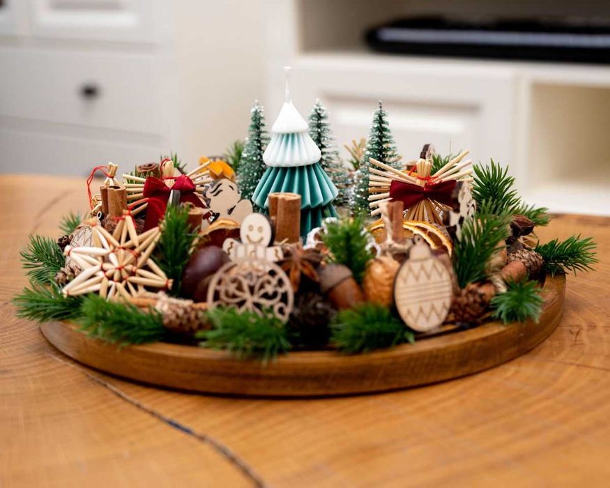 Aranjament pentru Crăciun – realizat manual pe blat de lemn.