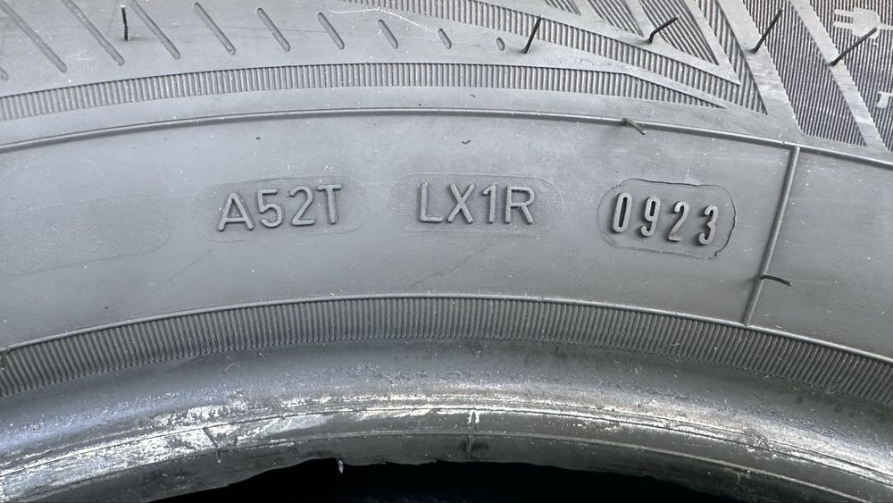 Две автомобилни гуми GOODYEAR VECTOR 3, 255/55R18, 105T, всесезонни