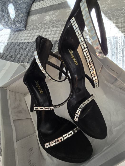 Черни блестящи токчета