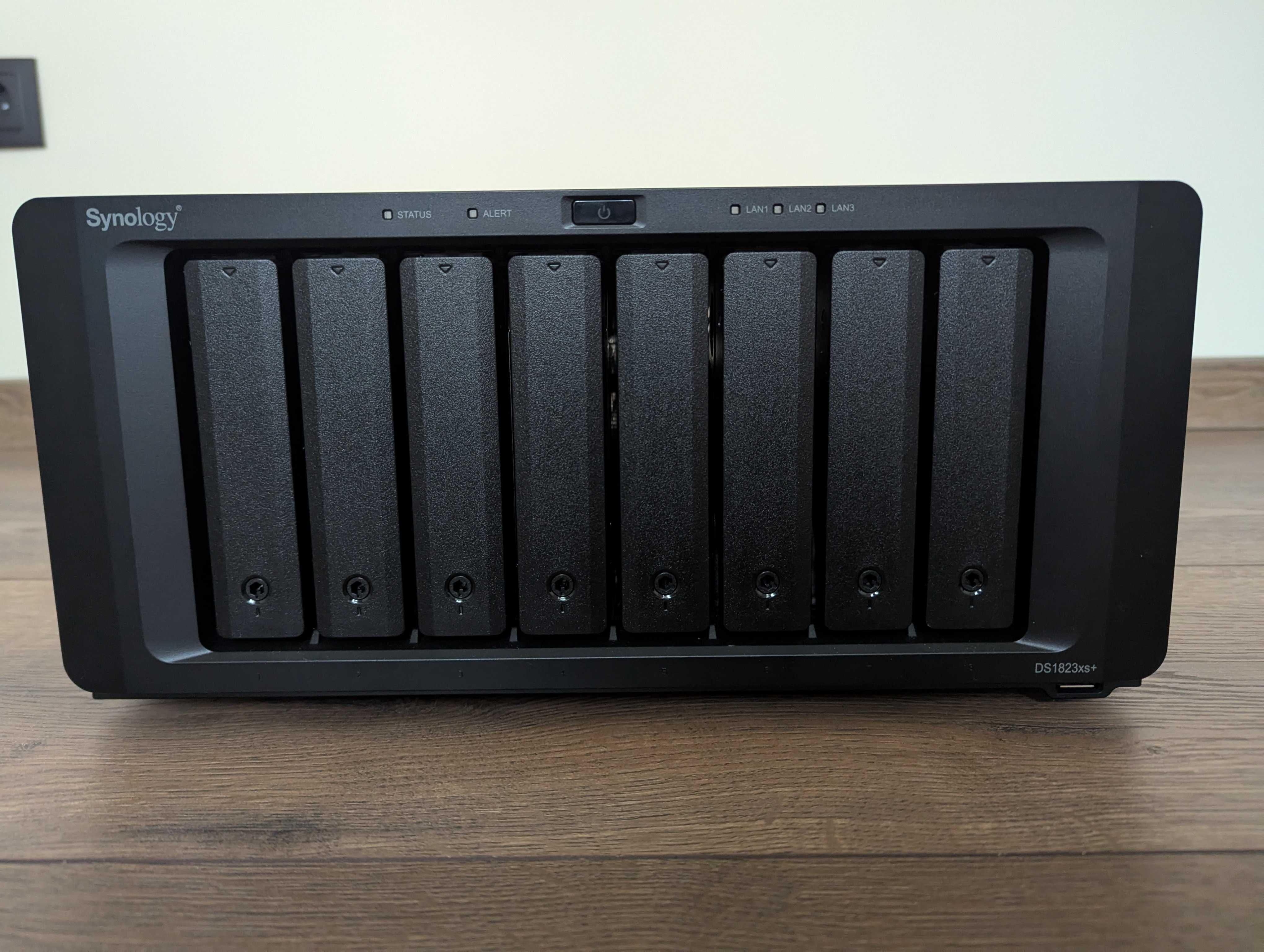 Synology DS1823xs+ NAS с пълен комплект дискове и RAM