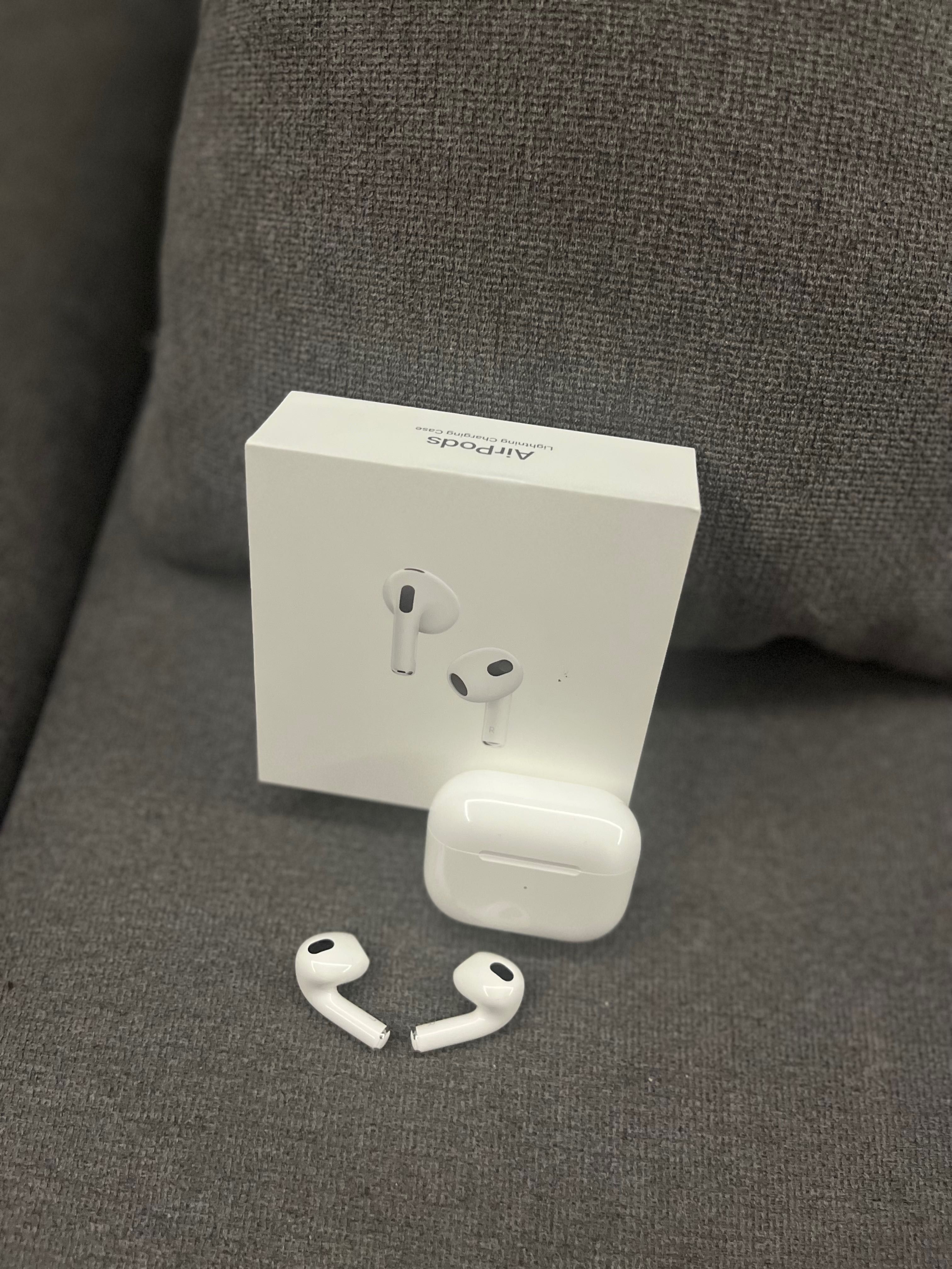 Apple AirPods (3-то поколение с MagSafe зареждане).