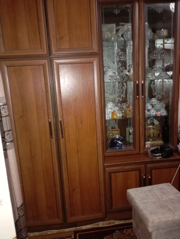 Продаётся сервант