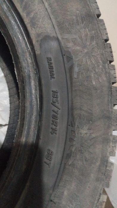 Продам зимнию резину 2 шт за 15 тыс