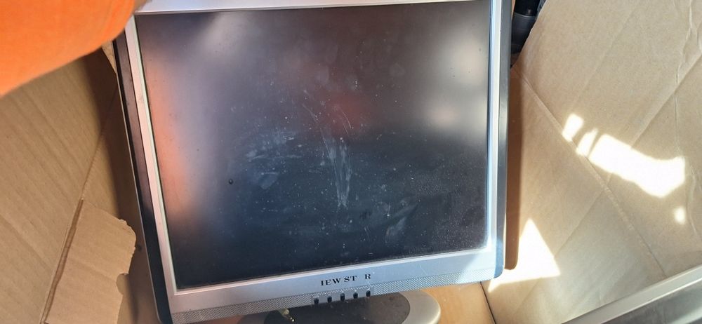 Vând monitoare calculator